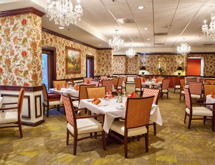 expansive dining area at Claridge Court Senior Living Community